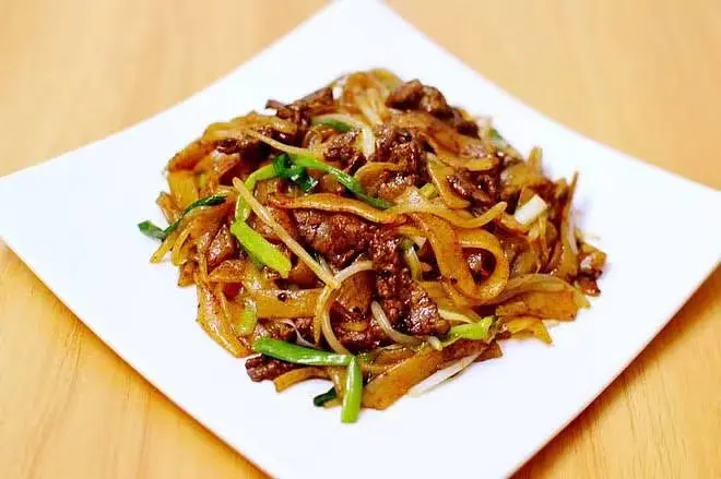 Fried Rice Stick Noodle With Beef 乾炒牛河